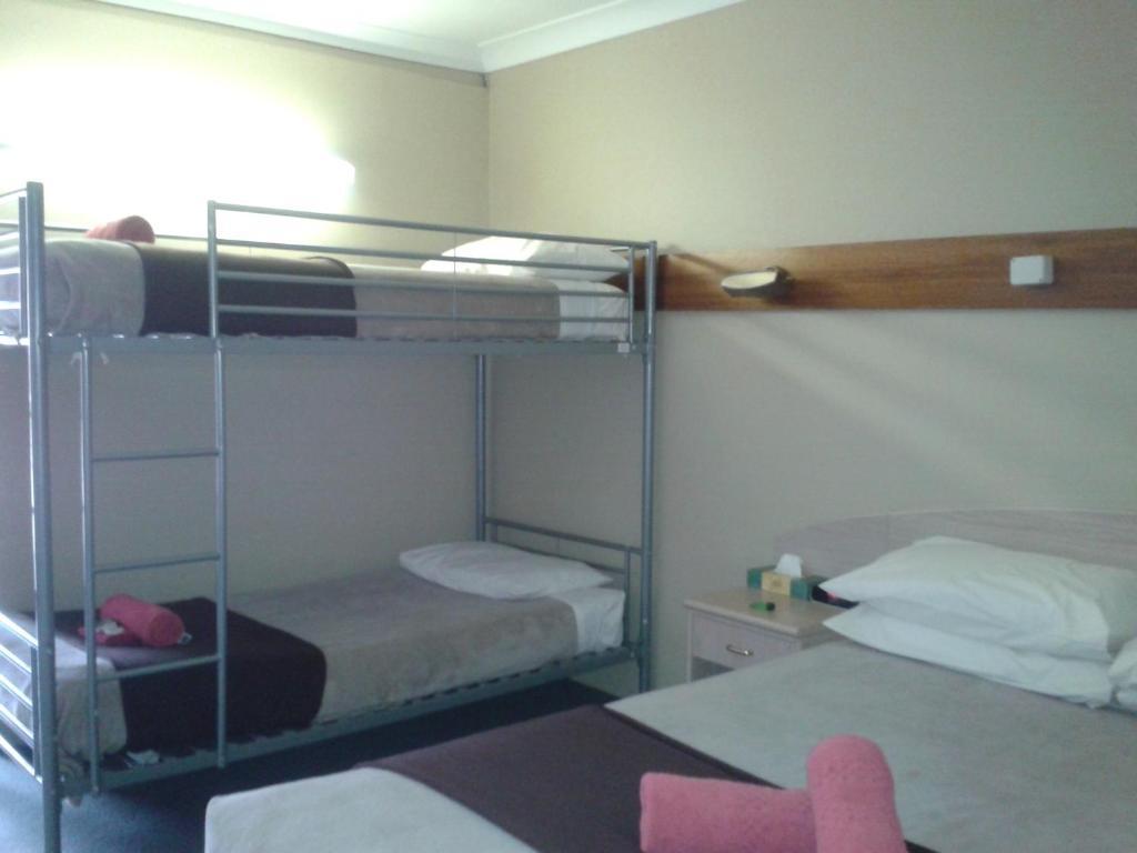 Elsinor Motor Lodge Wollongong Room photo